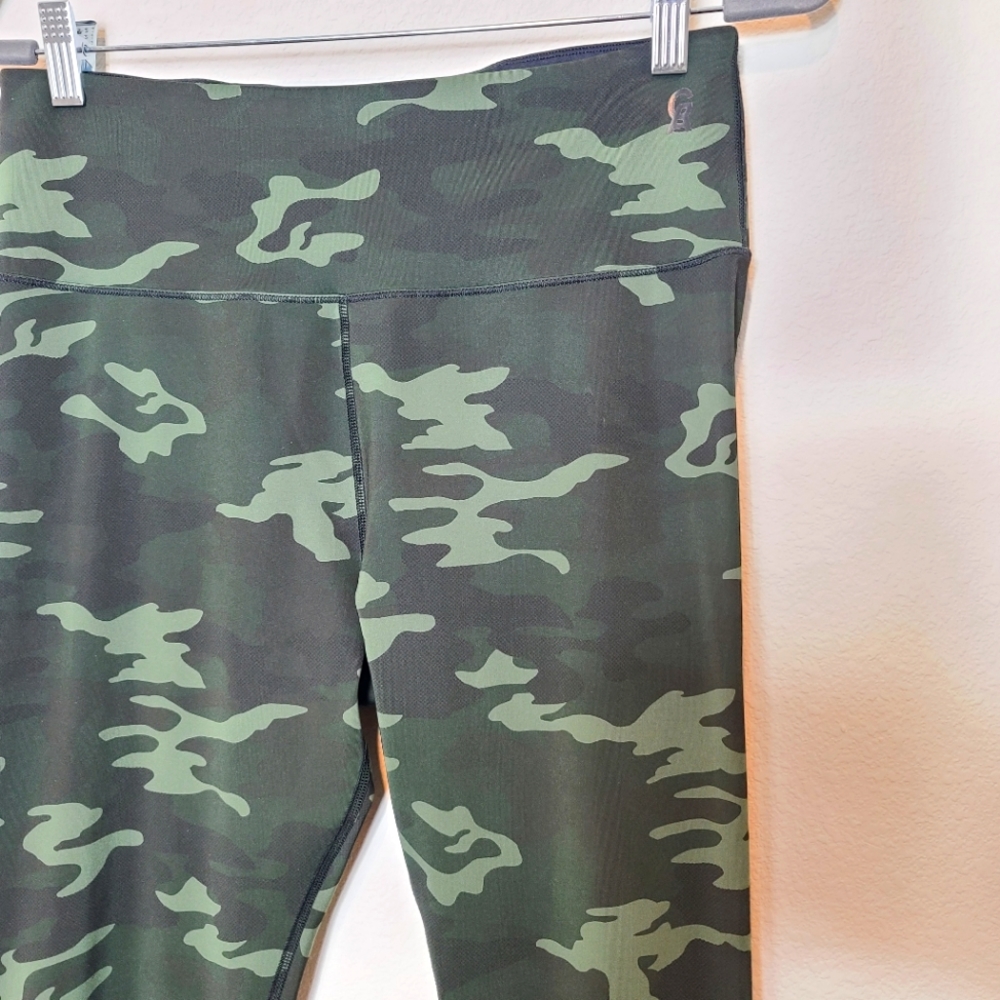 GOOD AMERICAN The Core Strength High-Waisted Green Camo Leggings - Picture 9 of 11